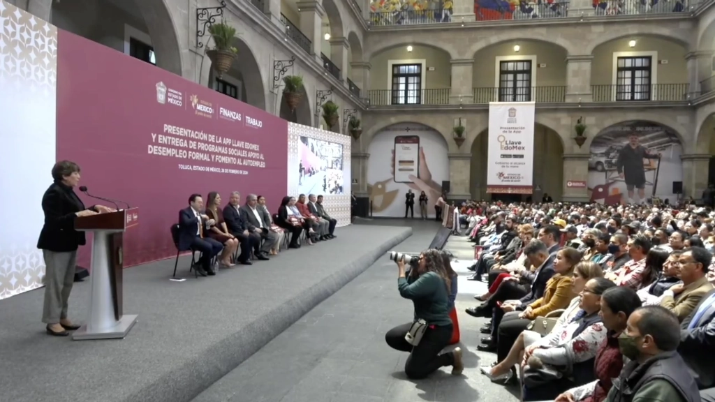 La gobernadora del Estado de México, Delfina Gómnez, durante la presentación de la "Llave Edomex", en Toluca, el 26 de febrero de 2024. Foto tomada de la transmisión en vivo a través de X @delfinagomeza
