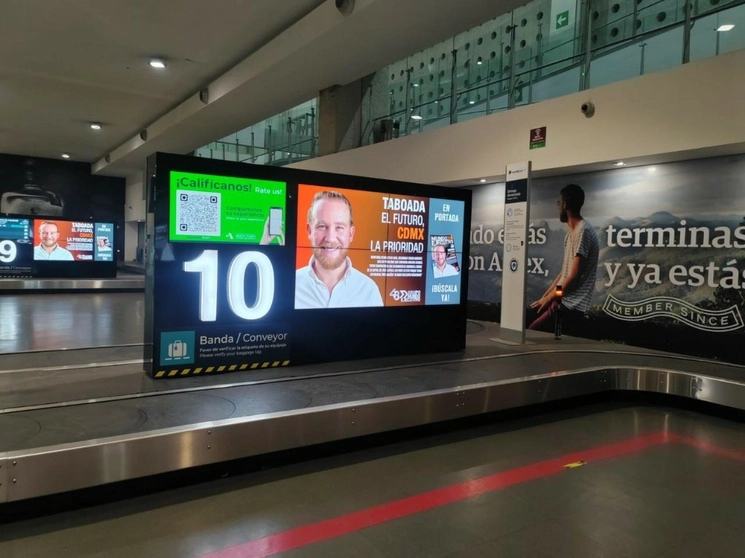 En la zona de bandas de recolección de equipaje del AICM apareció publicidad del alcalde panista de Benito Juárez, Santiago Taboada, quien busca ser candidato al gobierno local en 2024. Foto 'La Jornada'