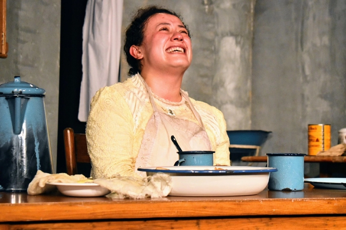 La actriz Viridiana Monteagudo en una de las escenas del monólogo 'Antes del desayuno', que refleja las penurias de un matrimonio de los años 50 del siglo pasado. Foto cortesía de Ápeiron Teatro