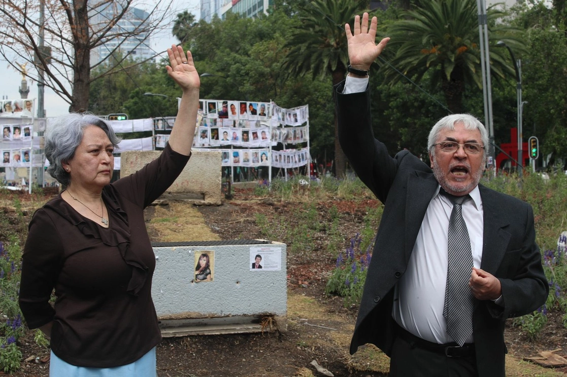 Los actores Yolanda Matsumoto y Raúl Bretón presentaron al aire libre la obra La Autopsia. Foto Marco Peláez