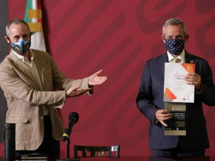 El subsecretario Hugo López-Gatell y Juan Ángel Rivera, director general del INSP, presentaron libros de nutrición durante el informe de Covid-19. Foto Presidencia