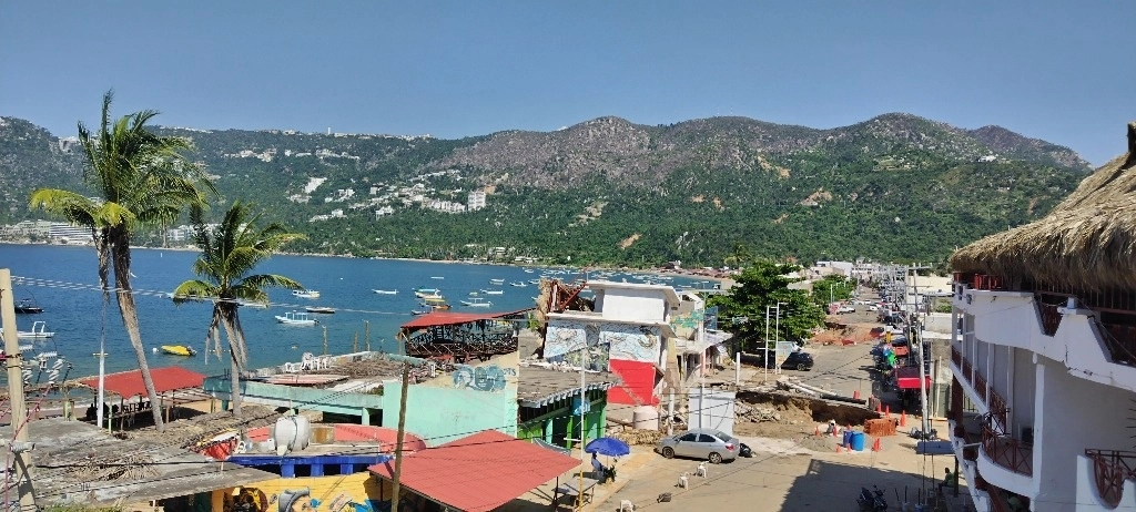 Recriminaron que han acudido a diversos módulos del Bienestar instalados en Acapulco, donde la única respuesta que les dan es que no aparecen en el sistema. Foto Héctor Briseño/ Archivo 