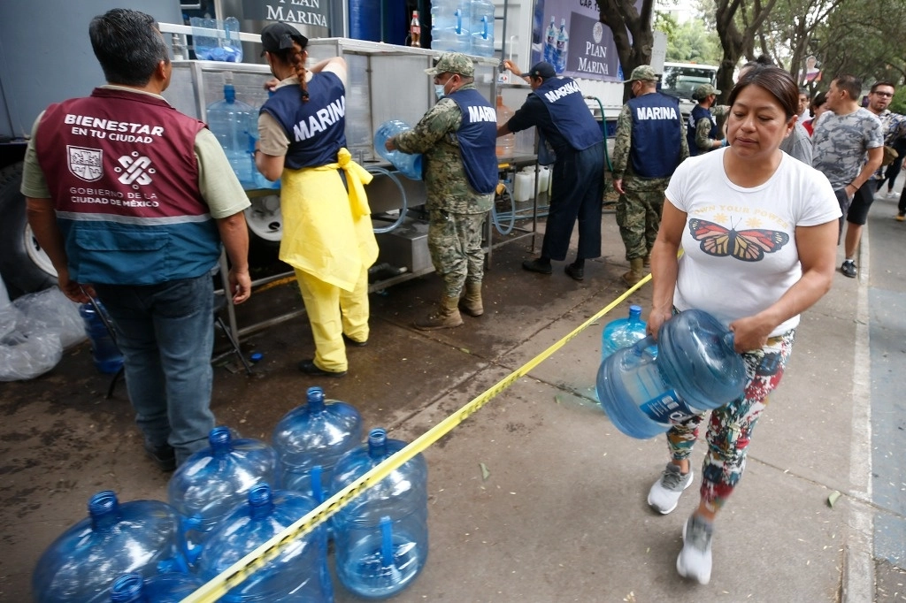 Personal de la Sedena, Marina y Guardia Nacional así como del gobierno de la Ciudad de México entregan y rellenan garrafones de agua a vecinos de la alcaldía Benito Juárez, el 19 de abril de 2024. Foto La Jornada