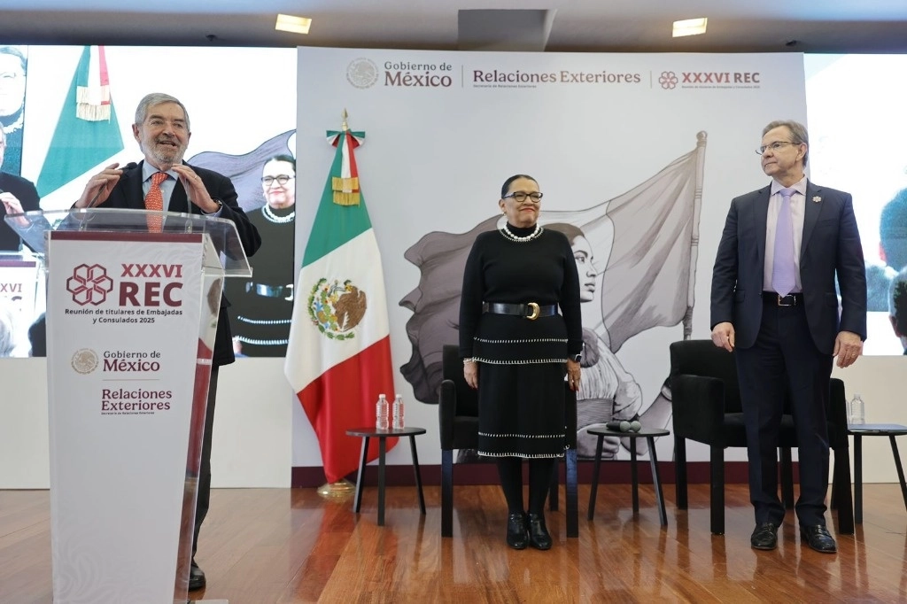 La titular de Segob, Rosa Icela Rodríguez (c) presentó el panel “Repatriación de Mexicanas y Mexicanos” en la XXXVI Reunión de titulares de Embajadas y Consulados 2025 con el canciller Juan Ramón de la Fuente (izq), reunión moderada por el embajador Esteban Moctezuma (der). Foto SRE