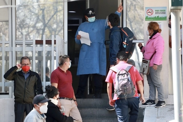 Familiares de pacientes del Hospital General de Zona 1-A Los Venados del IMSS. Foto Luis Castillo 