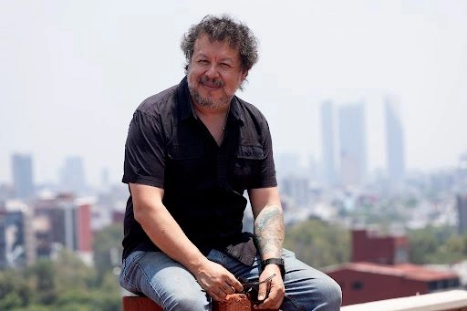 El escritor, músico, editor y cocinero Edel Juárez comenzará una gira por el país el 18 de julio, con presentaciones acústicas e “íntimas”. 
