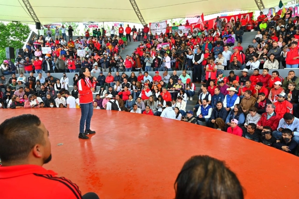 La candidata de "Va por México" a la gubernatura el Edomex, Alejandra Del Moral durante un evento de campaña. Foto tomada de la cuenta de Twitter
@AlejandraDMV