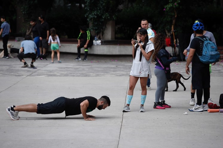 Personas con cubrebocas disfrutaron el fin de semana al hacer ejercicio y pasear en el Parque México, durante la fase del semáforo naranja de la pandemia de Covid-19. Foto Cristina Rodríguez