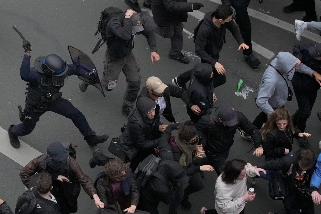La policia antidisturbios reprime  a manifestantes durante una protesta contra la reforma de pensiones en París. Foto Ap