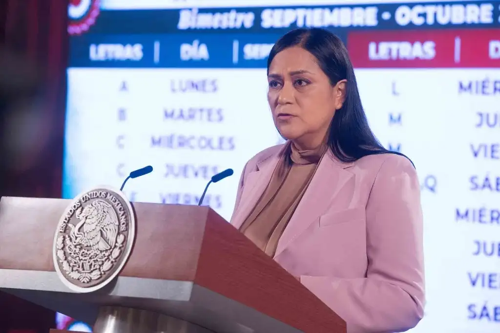 La secretaria de Bienestar, Ariadna Montiel, indicó que junto con la Secretaría de Relaciones Exteriores presentarán a la presidenta electa, Claudia Sheinbaum, una estrategia para posibilitar la entrega de pensión a los adultos mayores mexicanos que viven en el extranjero. Foto cortesía Presidencia