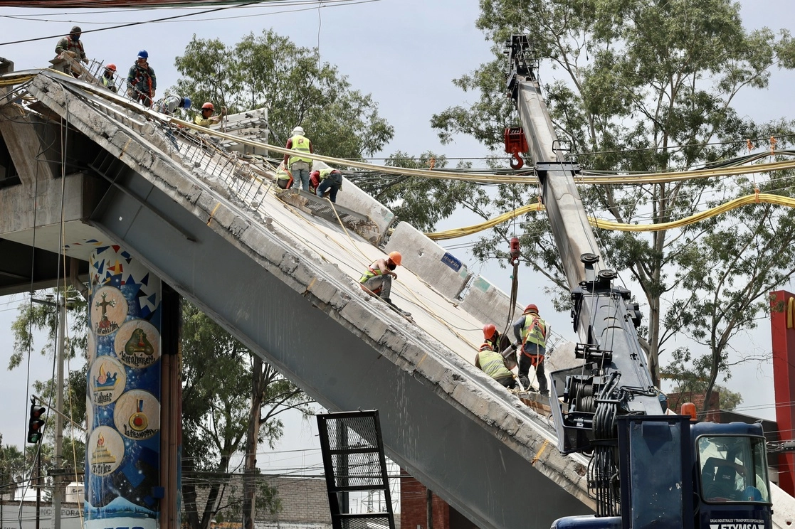 Remoción de escombros del tramo colapsado de la Línea 12 del Metro. Luis Castillo/Archivo