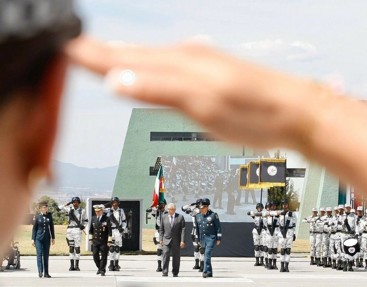 El presidente Andrés Manuel López Obrador durante la ceremonia de clausura del cuarto Escalón del curso de formación inicial para la Guardia Nacional, en el municipio de San Miguel Jagúeyes. Foto Roberto García Ortiz