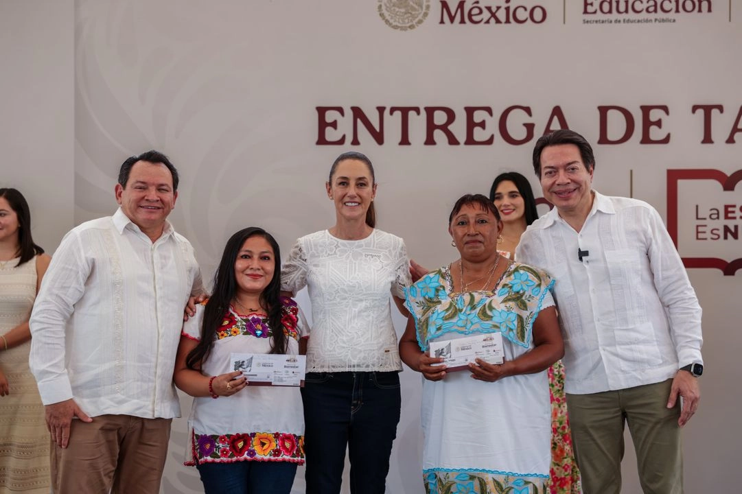 La presidenta Claudia Sheinbaum, el gobernador de Yucatán, Joaquín Díaz Mena, y el titular de la SEP, Mario Delgado, en la entrega de tarjetas del programa "La Escuela es Nuestra", en el municipio yucateco de Izamal, el 21 de junio de 2025. Foto  