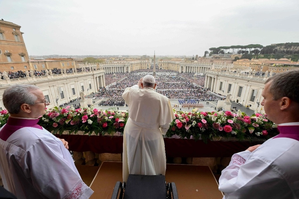 El papa Francisco hizo un llamado a la paz y pidió no ceder "a la lógica de las armas", tras celebrar ante una multitud la misa de Pascua en el Vaticano, calmando los rumores sobre su frágil salud. Foto Afp 