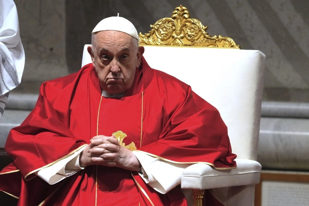 El papa Francisco durante el servicio religioso con motivo del Viernes Santo en la Basílica de San Pedro, en la Ciudad del Vaticano. Foto Ap