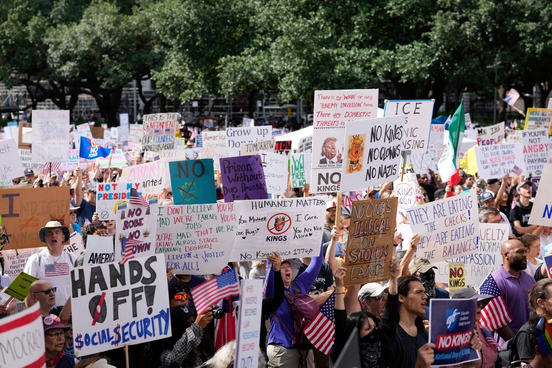 La gente se reúne en la manifestación nacional "Sin Reyes" en Houston, EU, el 14 de junio de 2025 