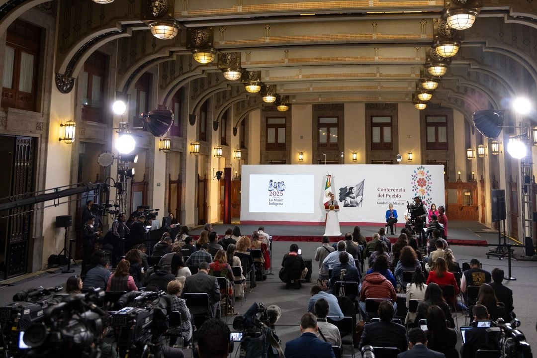 La presidenta Claudia Sheinbaum habló sobre las demandas a fabricantes de armas de EU durante la conferencia mañanera con medios de comunicación. Foto 