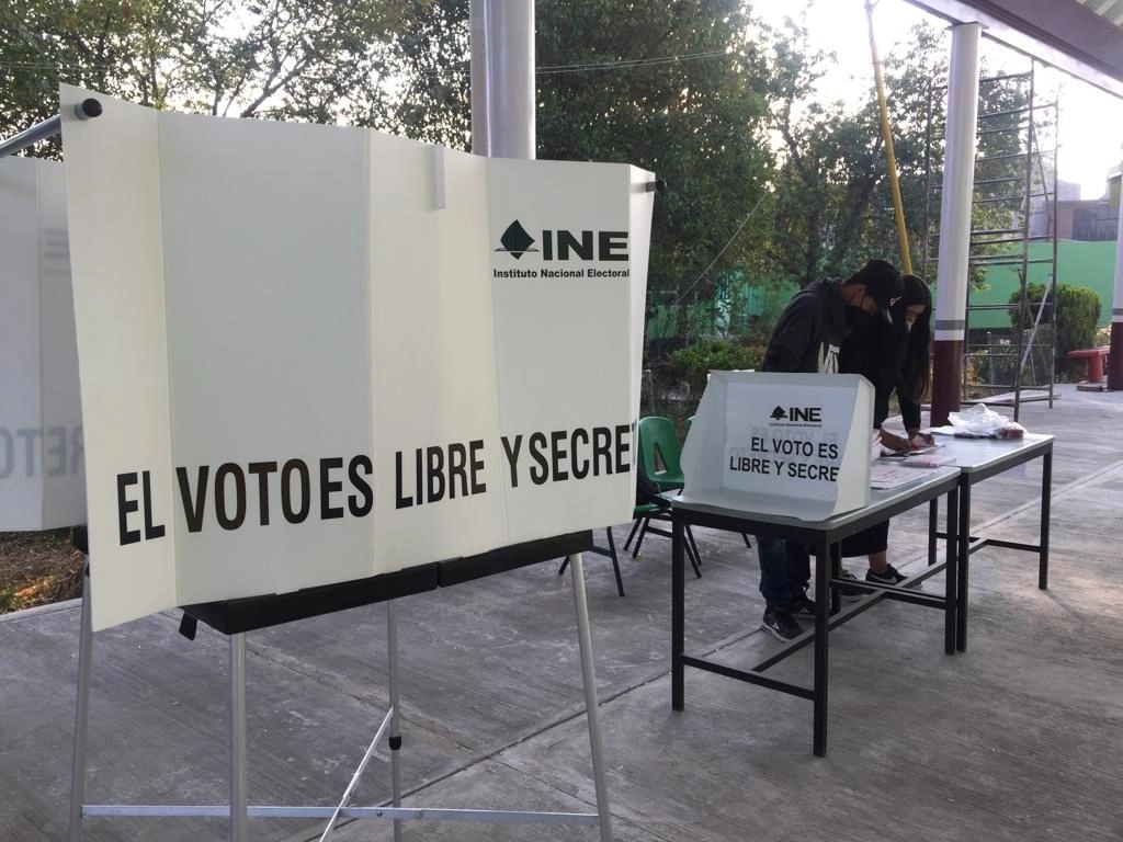 Instalación de una casilla electoral. Foto Guillermo Sologuren / Archivo 