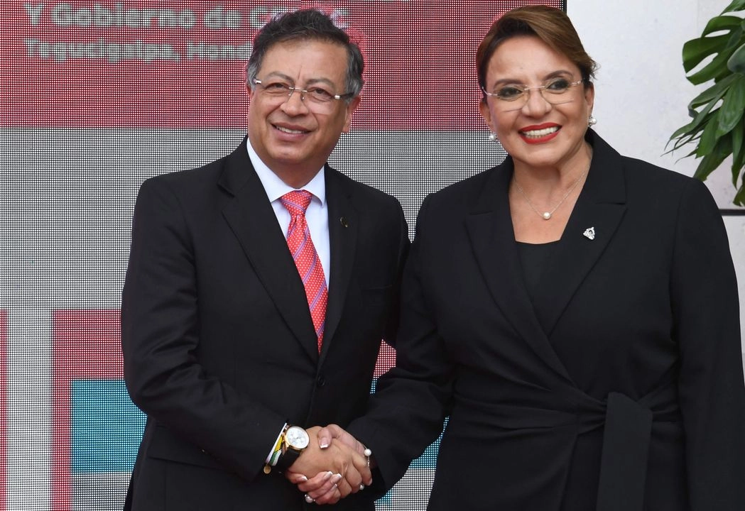 La presidenta de Honduras, Xiomara Castro, con el presidente de Colombia, Gustavo Petro, quien recibirá la presidencia pro témpore de la Celac, el 9 de abril de 2025. Foto
