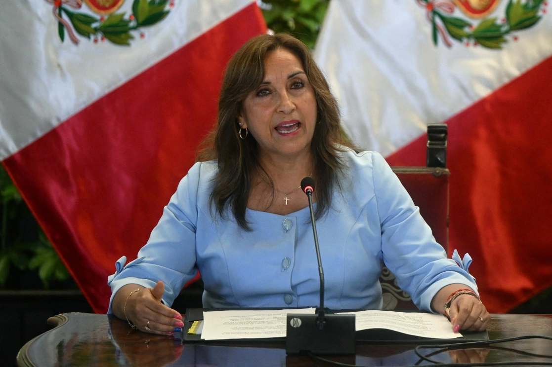 Dina Boluarte, presidenta interina de Perú, durante el anuncio del retiro definitivo del embajador peruano en México. Foto Afp.