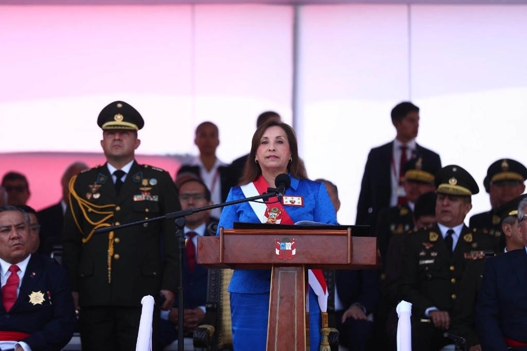 Volvió a afirmar que está comprometida con la lucha contra la pobreza, la corrupción, la desigualdad, la inseguridad y el narcoterrorismo, y dio su respaldo a las Fuerzas Armadas y la policía Nacional. Foto @presidenciaperu 