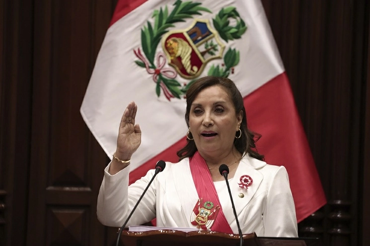 Dina Boluarte, presidenta de Peru, durante un discurso en el Congreso con motivo de la independencia de la nación andina. Foto Ap