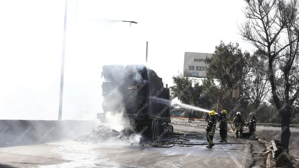 Bomberos atienden el incendio de una pipa y varios vehículos en las inmediaciones del Puente de la Concordia y la calzada Ignacio Zaragoza al poniente, el 10 de septiembre de 2025. Foto