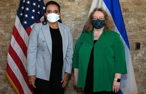 Xiomara Castro (izq), con Colleen Hoey, encargada estadunidense de negocios en el país centroamericano. Foto Afp/Embajada de EU en Honduras