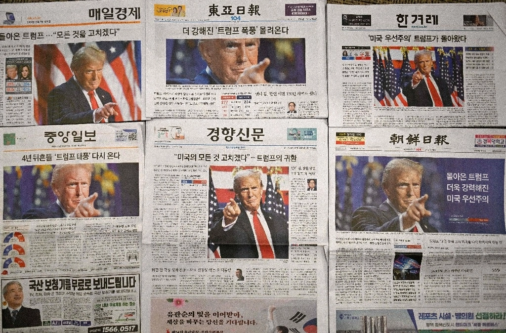 Portadas de periódicos en Seúl, Corea del Sur, donde se muestran reacciones a la relección de Donald Trump. Foto Afp
