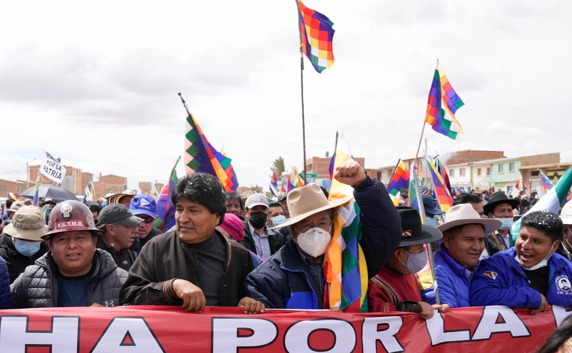 Evo Morales y el presidente de Boliva, Luis Arce (segundo y tercero de izquierda a derecha), encabezaron el primer tramo de la llamada ‘Marcha por la Patria’, el 23 de noviembre de 2021. Foto Ap