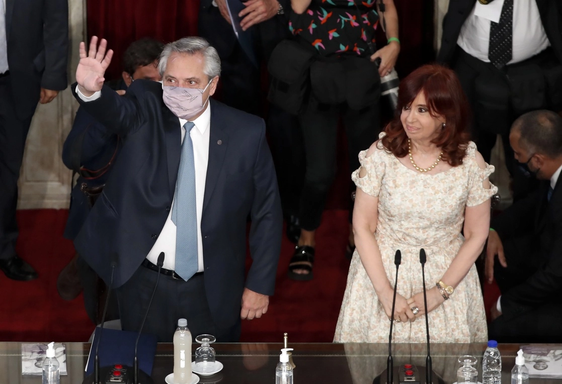 El presidente argentino, Alberto Fernández, inauguró ayer las sesiones ordinarias del Congreso. La vicepresidenta Cristina Fernández de Kirchner está a su lado. Foto Ap