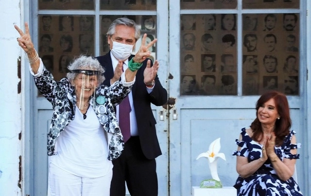 Alberto Fernández y la vice presidenta Cristina Fernández aplauden a Angela Paolin, quien recibió el premio Azucena Villaflor. Foto Afp