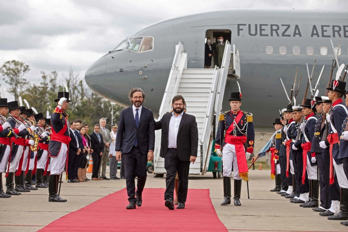 El presidente de Chile, Gabriel Boric, camina junto al ministro de Relaciones Exteriores de Argentina, Santiago Cafiero, a su llegada a Buenos Aires, el 3 de abril de 2022. Foto Afp