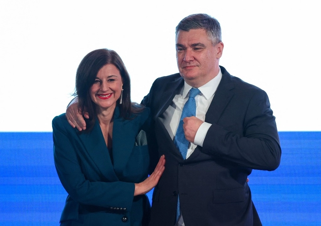 El presidente saliente de Croacia y candidato presidencial del Partido Socialdemócrata (SDP), Zoran Milanovic (derecha), y su esposa, Sanja Music Milanovic (izquierda), reaccionan ante sus seguidores después de su discurso en su sede, en Zagreb, el 12 de enero de 2025. Foto Afp