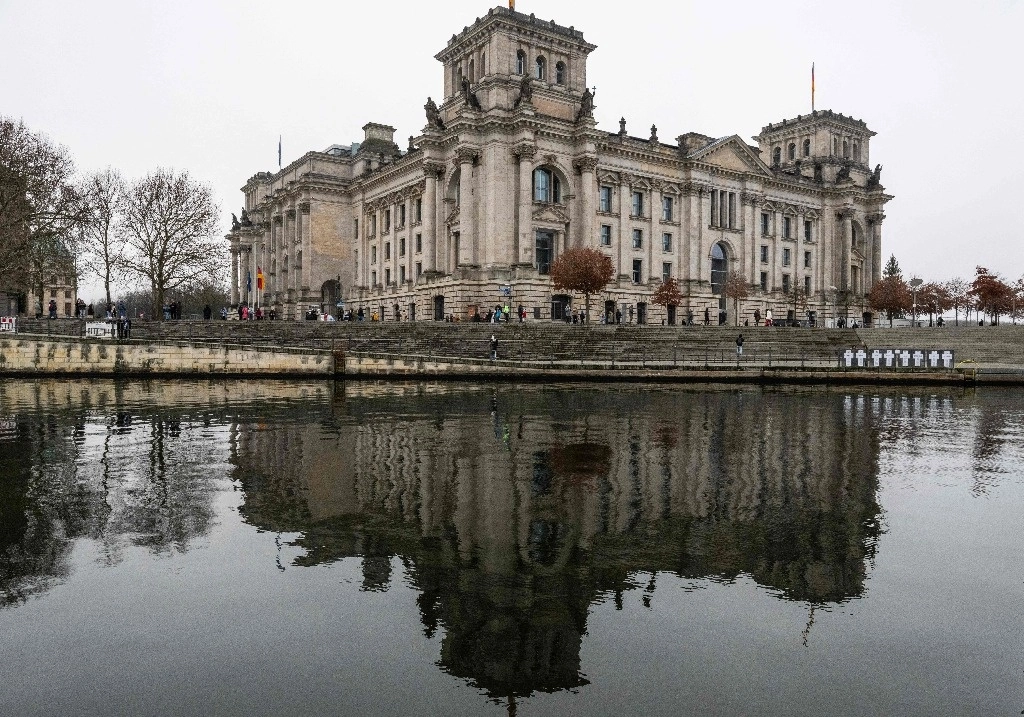 El edificio del Reichstag alberga la cámara baja del parlamento de Alemania, el cual fue disuelto por el presidente, Frank-Walter Steinmeier. Foto Afp  