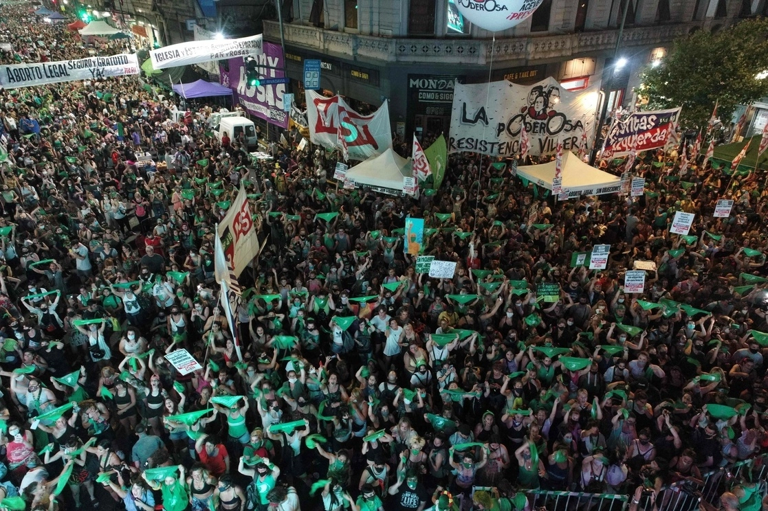 Manifestantes en favor del aborto esperan en las inmediaciones del Congreso de Argentina mientras se debate su aprobación. Foto Afp / Archivo