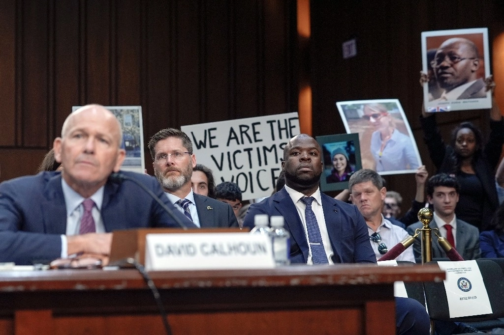 Familiares de víctimas de accidentes de aviones Boeing gritan durante una audiencia del Subcomité de Investigaciones de Seguridad Nacional del Senado en Capitol Hill el martes 18 de junio de 2024, en Washington. Foto Ap