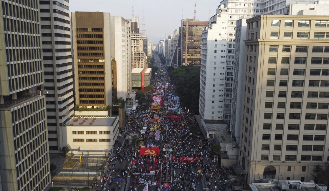Brasileños se manifiestan en contra las omisiones del gobierno de Jair Bolsonaro en la lucha contra la pandemia de Covid-19. Foto Ap