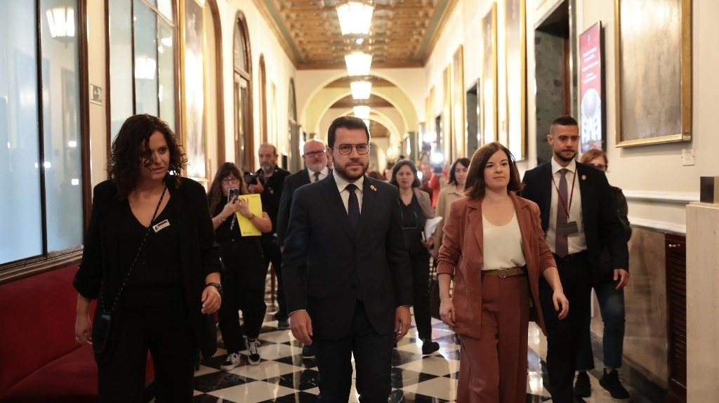 El presidente de la Generalitat de Cataluña, Pere Aragonès (centro) y la portavoz de ERC en la Cámara Alta, Sara Bailac (derecha), a su llegada a la Comisión General de las Comunidades Autónomas, en el Senado, en Madrid. Foto Europa Press