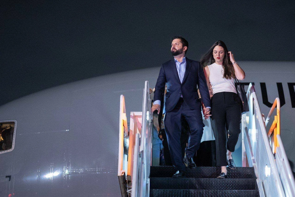 El presidente de Chile, Gabriel Boric (izq) junto con la primera dama, Irina Karamanos (der) tras su llegada al AIFA. Foto SRE

