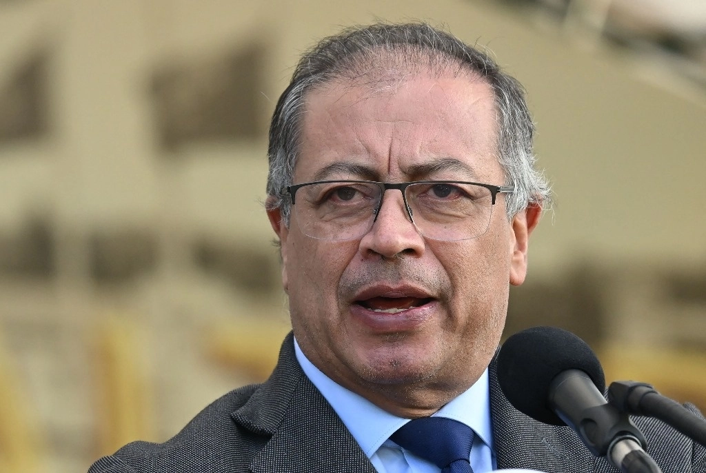 El presidente colombiano Gustavo Petro pronuncia un discurso durante una ceremonia militar en la Escuela Militar de Cadetes General José María Córdova en Bogotá el 31 de mayo de 2024. Foto Afp