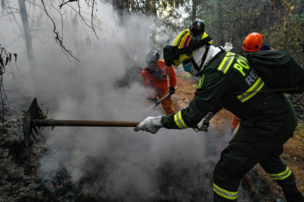 Brigada de combate al fuego en Colombia. Foto Afp