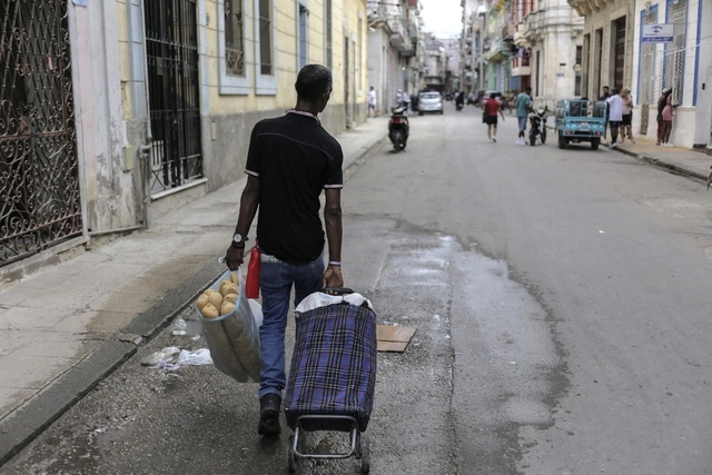 Por más de 60 años, Cuba ha estado sometida a un bloqueo económico por parte de Estados Unidos. Foto Ap