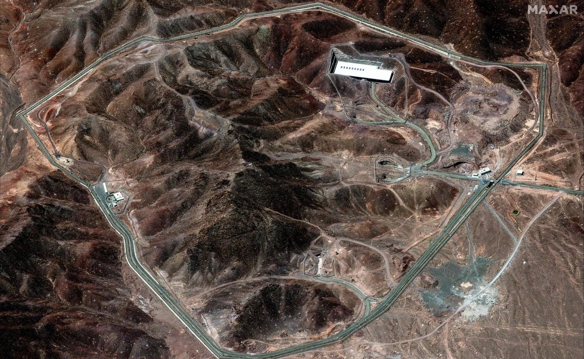 Imagen satelital proporcionada por Maxar Technologies que muestra la planta de enriquecimiento de combustible de Fordow, en el centro de Irán, el 14 de junio de 2025. Foto