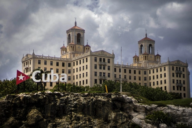 Entre las restricciones está la prohibición a ciudadanos de EU de hospedarse en hoteles controlados por el gobierno de Cuba. Foto Ap  