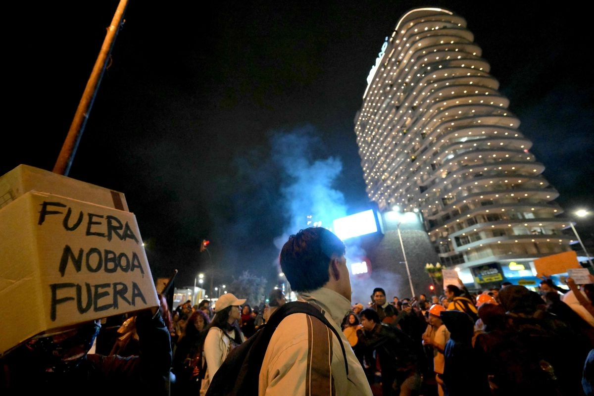 La gente se manifiesta durante una marcha antigubernamental en apoyo al paro nacional convocado por la CONAIE (la mayor organización indígena de Ecuador) en Quito el 23 de septiembre de 2025. Foto