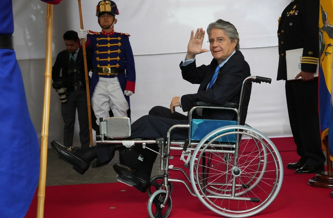 El presidente de Ecuador, Guillermo Lasso, en silla de ruedas. Foto Ap