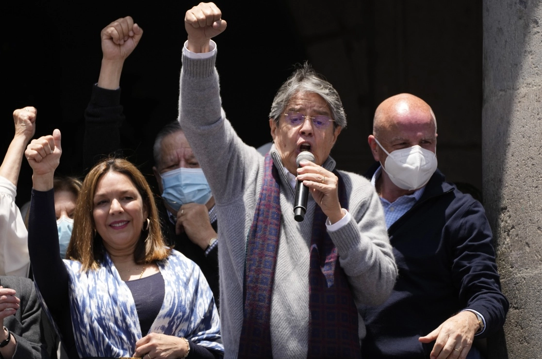 "He decidido que desde hoy se suspenden los incrementos mensuales de los precios de los combustibles", anunció Guillermo Lasso. Foto Ap / Archivo