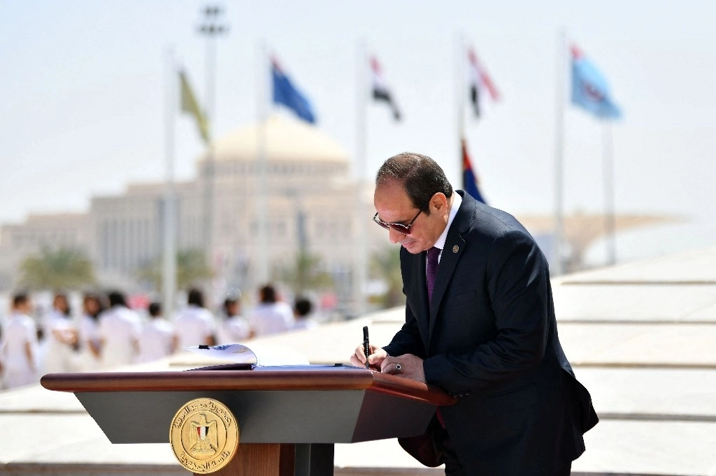Abdul Fattah al Sisi firma un documento durante su toma de posesión para un tercer mandato presidencial en la Nueva Capital Administrativa, a unos 45 kilómetros al este de El Cairo, el 2 de abril de 2024. Foto Afp