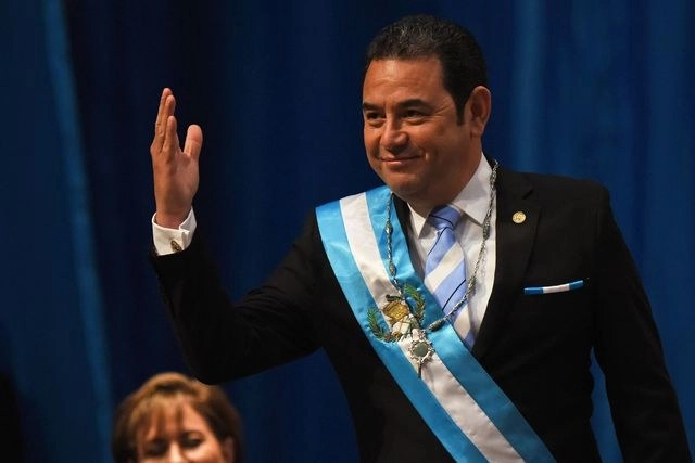 Alejandro Giammattei asumió ayer como presidente de Guatemala, con el reto de combatir la pobreza, la inseguridad y la corrupción. Foto Afp 